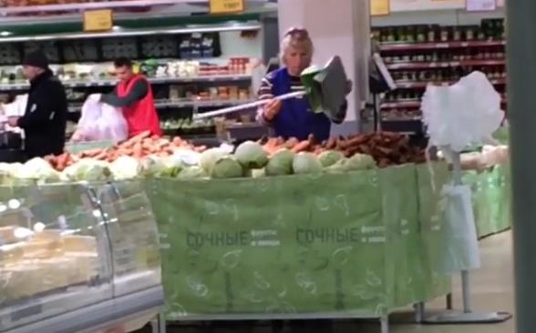 Фото В челябинском супермаркете грязь с пола стряхивают в корзины с фруктами