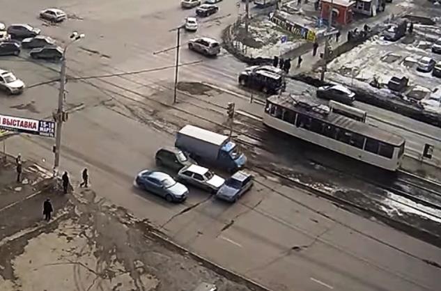 Фото В Челябинске автомобиль без водителя устроил ДТП