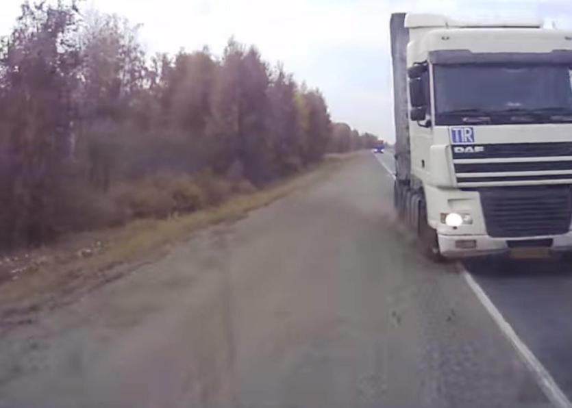 Фото Микроавтобус «Фольксваген» несколько раз перевернулся по дороге в челябинский аэропорт ВИДЕО