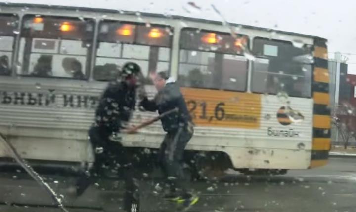 Фото Первый снег в Челябинске: водители, не поделив дорогу, пустили в ход биту и газовый баллончик ВИДЕО