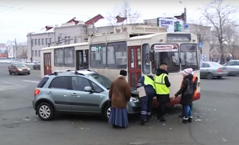 Фото Пожилой священник из Златоуста попал в ДТП: его иномарка въехала в троллейбус