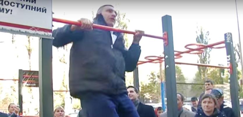 Фото Кличко показал киевлянке сосиску