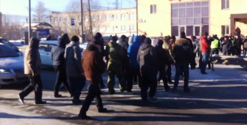 Фото Недовольные «платными дорогами» дальнобойщики перекрыли автодорогу Меридиан в Челябинске ВИДЕО