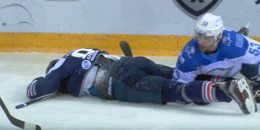 Фото Игрок «Металлурга» сломал шею в матче в Магнитогорске