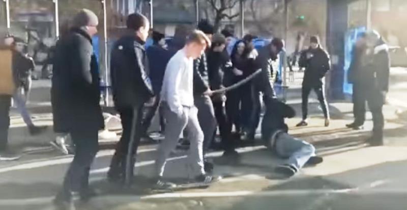 Фото В Челябинске толпа подростков избила мужчину