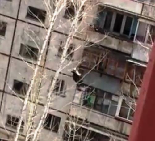 Фото В Челябинске упавший с балкона мужчина попал на видео и в реанимацию