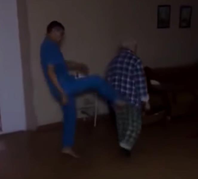 Фото Челябинские санитары сняли видео, как по ночам издеваются над больными пациентами
