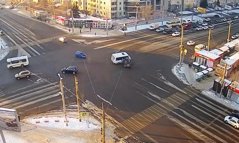 Фото В Челябинске Lexus протаранил маршрутку