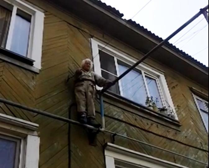 Фото Старушка из Снежинска пыталась спрыгнуть со второго этажа, чтобы отправиться за грибами ВИДЕО