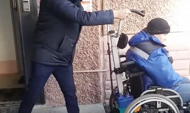 Фото Администрация Челябинска подарила инвалиду-колясочнику ступенькоход