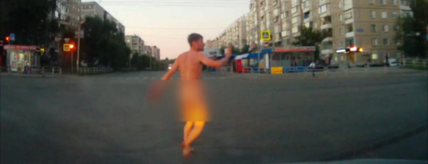 Фото Голый мужчина бегал по улице Челябинска и называл себя богом