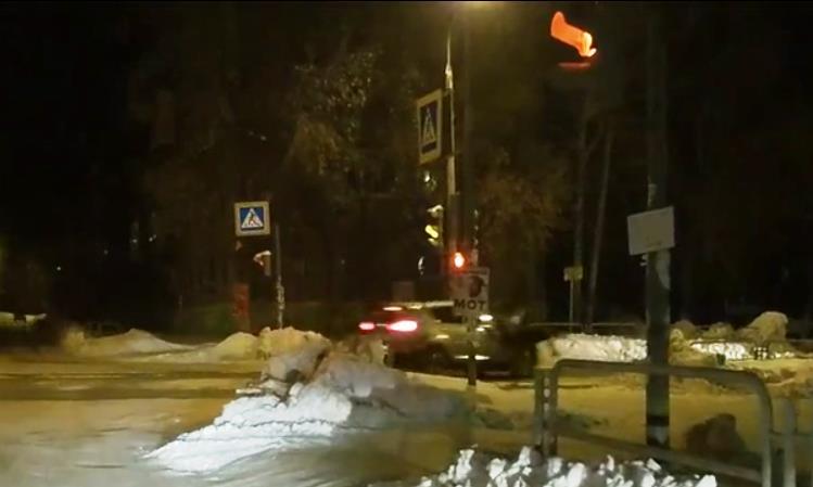 Фото В Магнитогорске женщина кинулась прямо под колеса внедорожника