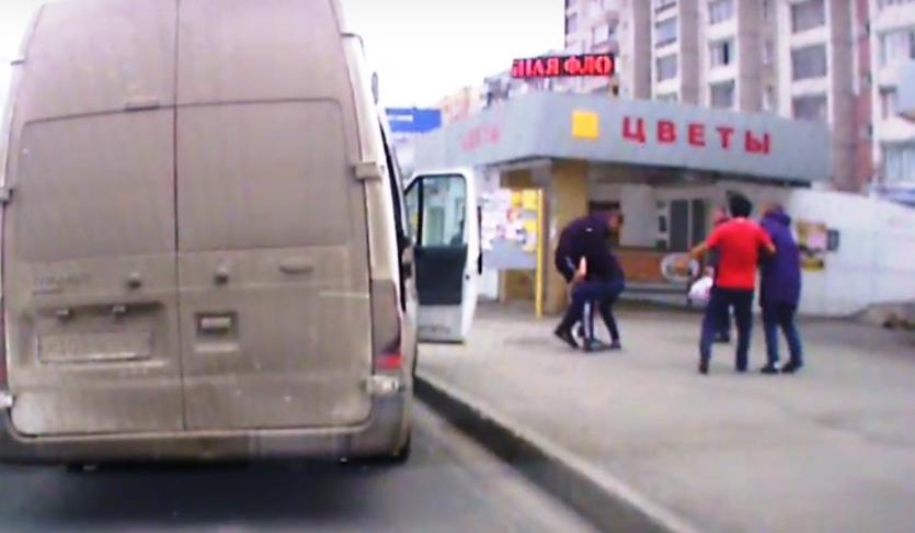 Фото В Челябинске водитель маршрутки подрался с пассажиром и прокатил его на двери