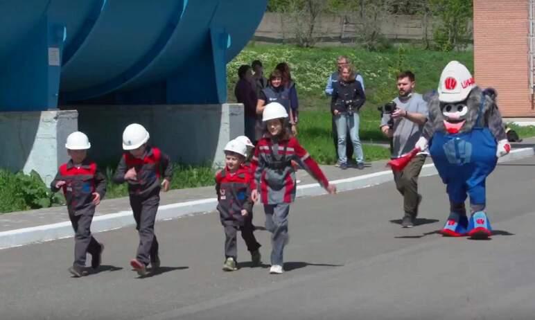 Фото Дети сотрудников ЧЦЗ соревновались в беге с электротележкой