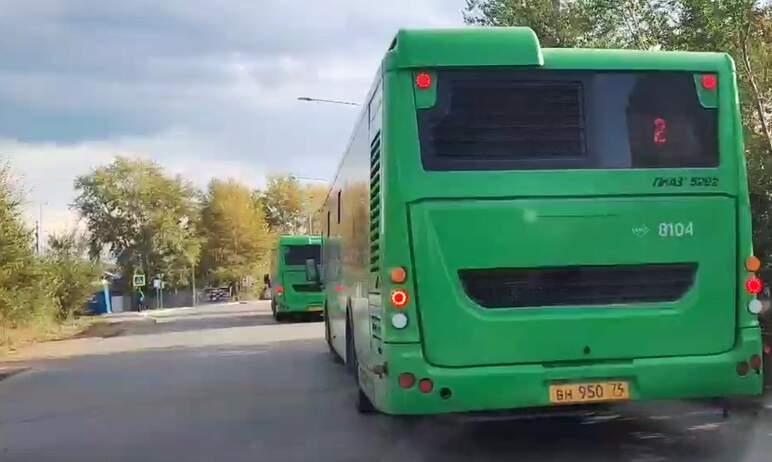 Фото Челябинцы жалуются на стоянку автобусов на проезжей части в Чурилово