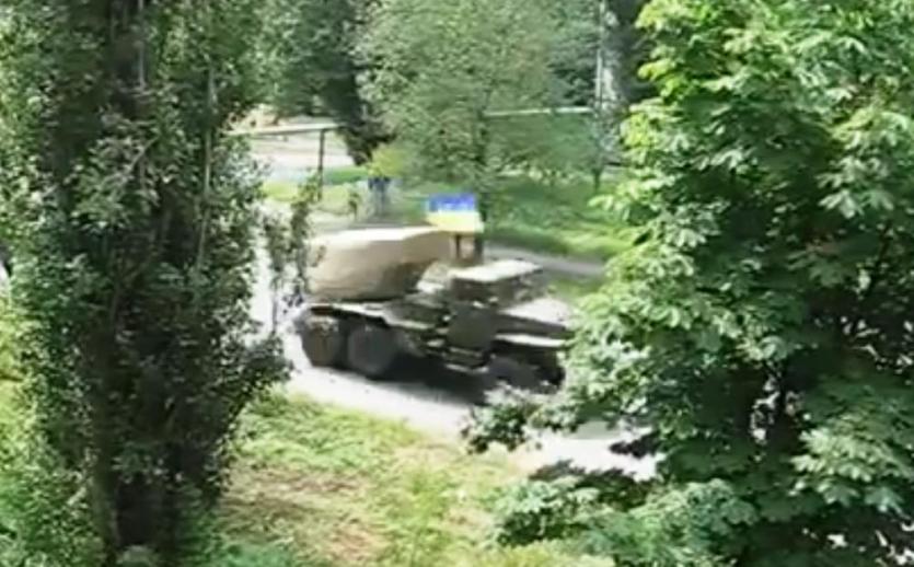 Фото В сети появилось видео, как украинская колонна установок «Град» движется к Славянску