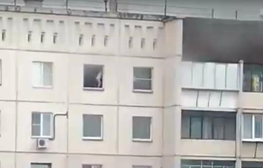 Фото В Челябинске ребенок прыгал на карнизе десятого этажа и выбрасывал вещи