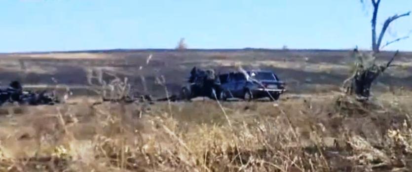 Фото Украинские силовики обстреливают машины на границе России и Украины