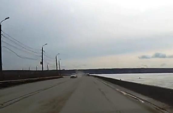 Фото На плотине в Челябинске автомобилист влетел во встречное авто и скрылся, но попал на видео