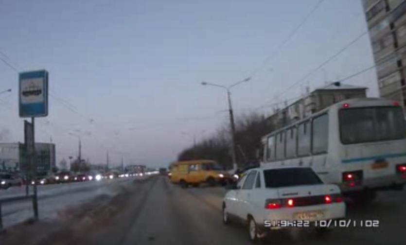 Фото В Магнитогорске маршрутка въехала в автомобилиста, припечатав его к иномарке (ВИДЕО)