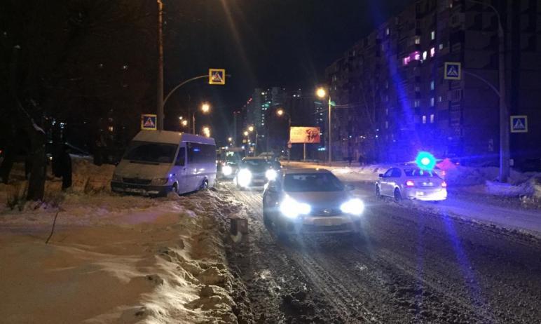 Фото В Челябинске микроавтобус сбил девочку на санках