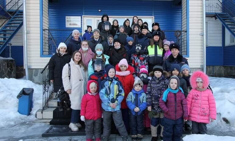 Фото Челябинские полицейские и представители ЮУГМУ поделились своими знаниями с воспитанниками «Акварели»