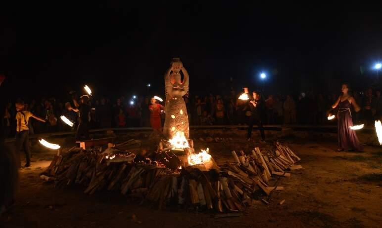 Фото На Аркаиме под звуки варгана «родится» огненная скульптура