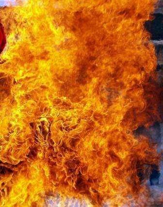 Фото В Магнитогорске сгорела автомастерская: пострадал человек, сгорели автомобили