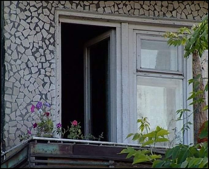 Фото В Челябинской области взрослые недоглядели за ребенком: малышка выпала из окна пятого этажа