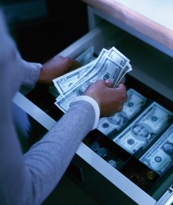 Фото В Каслях продавщицы спаивали подростков и похищали деньги из кассы