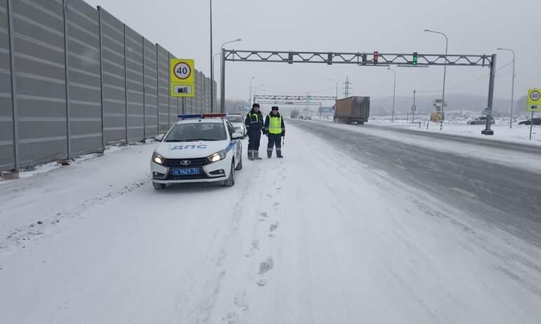 Фото В Челябинской области из-за снегопада опять ограничили движение на трассе М-5