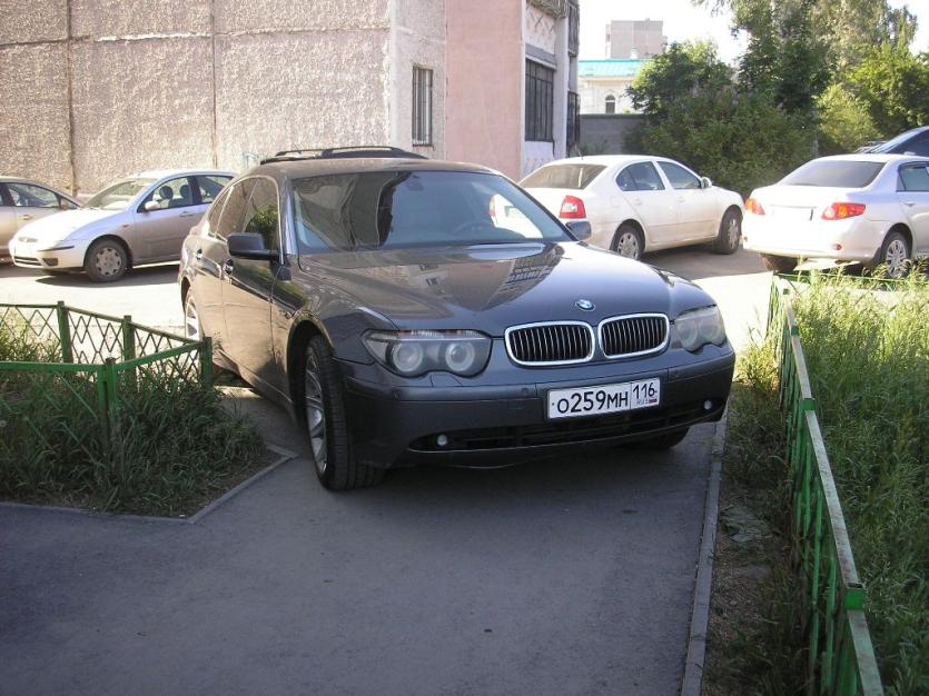 Фото В Челябинске будут эвакуировать автомобили, припаркованные на газонах