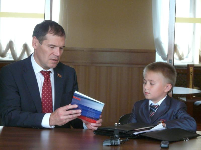 Фото Инициатива юного челябинца: флаг России – на обложку дневника