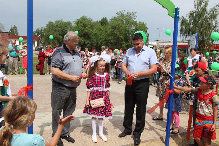 Фото Депутат Янов: Благодаря проекту «Городская среда» и помощи неравнодушных жителей в Еманжелинке появился большой детский городок