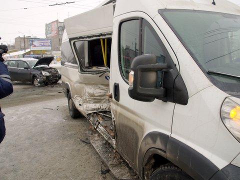 Фото В Челябинске автохам за рулем маршрутки спровоцировал ДТП: трое травмированы ФОТО, ВИДЕО