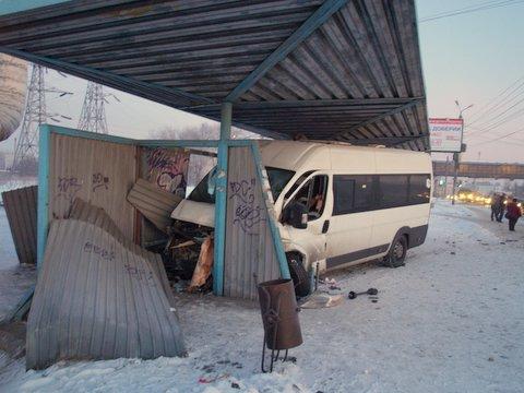 Фото Сегодня в Челябинске маршрутки дважды въезжали в остановки