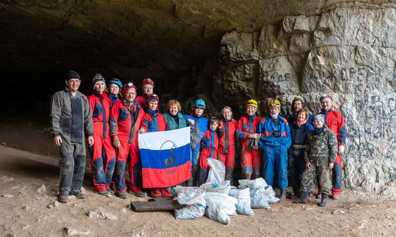 Фото Спелеологи Челябинской области спасли Игнатиевскую пещеру от печального «наследия» туристов
