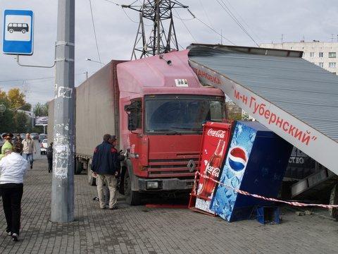 Фото В Челябинске большегруз врезался в остановку: пострадала пенсионерка (ФОТО)