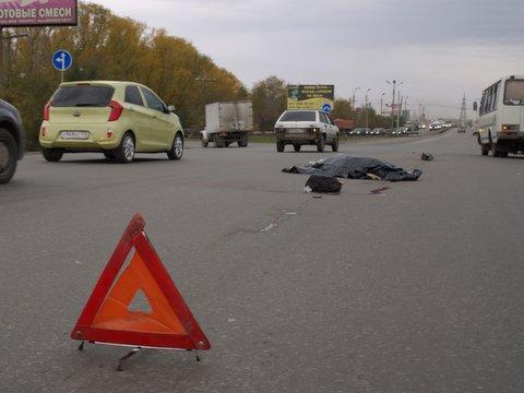 Фото На Троицком тракте в Челябинске дважды переехали пешехода: пожилая женщина погибла 