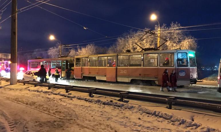 Фото В Магнитогорске при столкновении двух трамваев пострадали девять человек