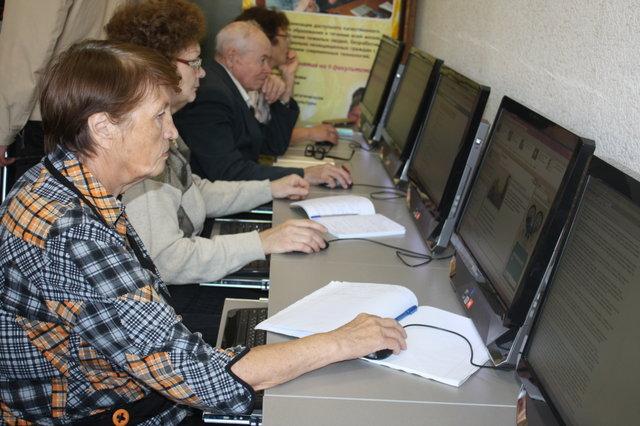 Фото Челябинские пенсионеры активно осваивают компьютер