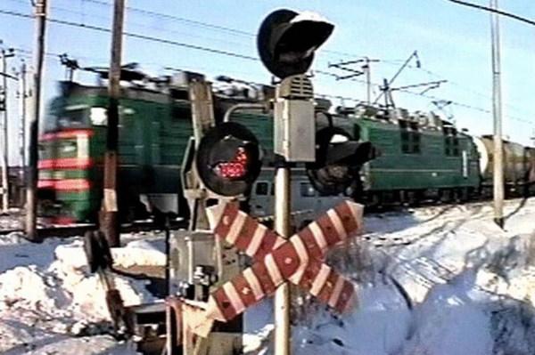 Фото Автомобиль "подставился" под грузовой поезд на переезде под Чебаркулем