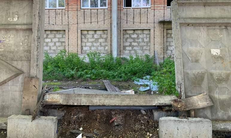 Фото Прокуратура проведёт проверку по факту падения бетонной плиты на челябинского школьника