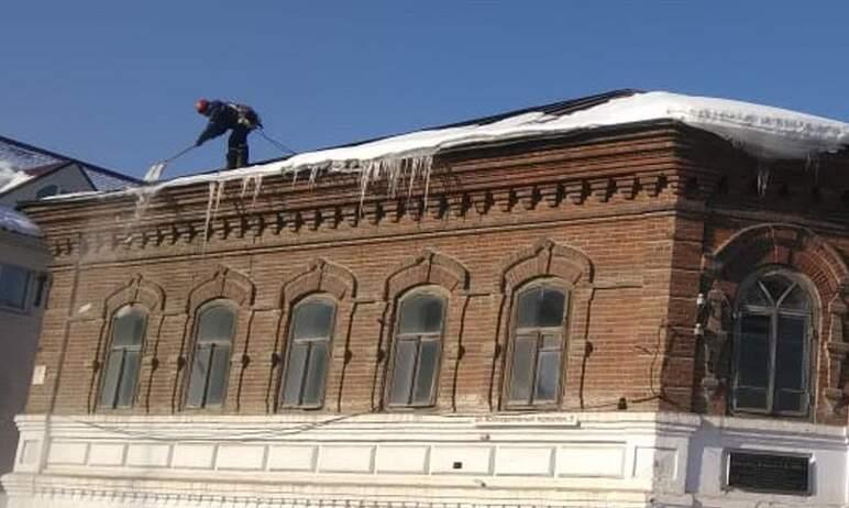 Фото В Усть-Катаве спасатели очистили от снега и наледи крышу старинного здания