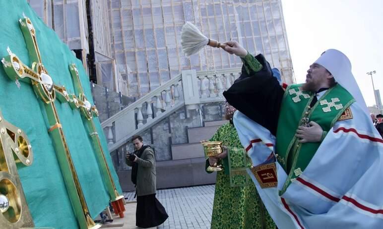 Фото В Челябинске освятили кресты всех пяти куполов строящегося Христорождественского собора