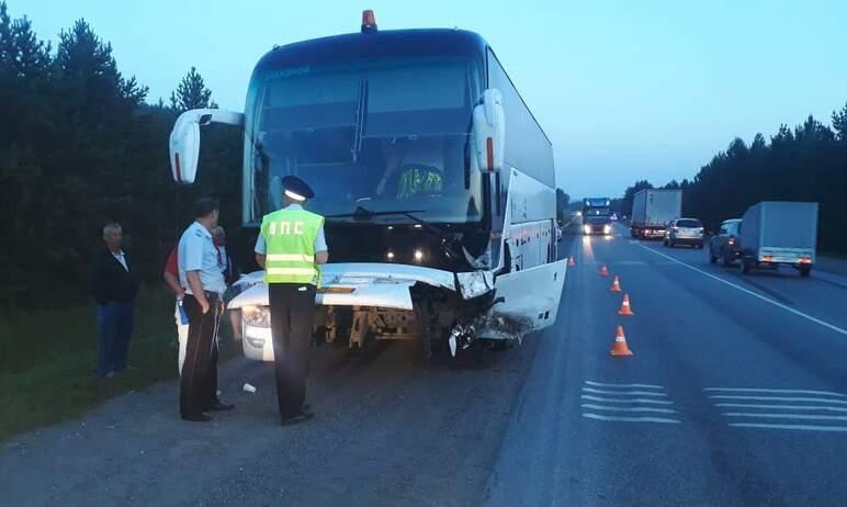 Фото На трассе М-5 пассажирский автобус с туристами попал в аварию