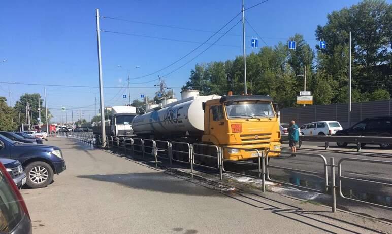 Фото В Челябинске рядом с ГИБДД бензовоз столкнулся с Мазом