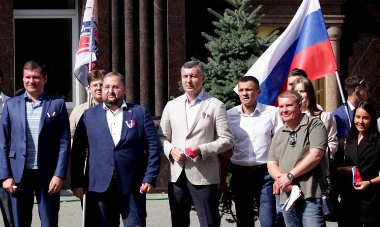 Фото Депутаты Заксобрания Челябинской области напомнили южноуральцам о важности триколора