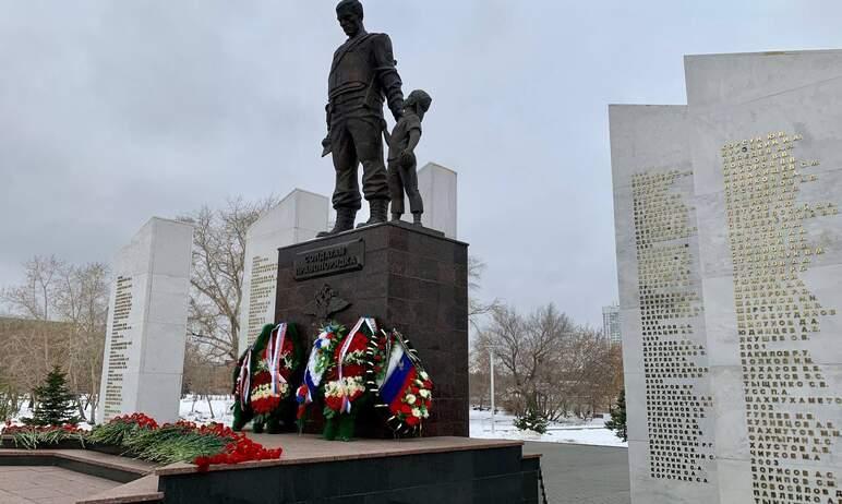 Фото Текслер и Котова возложили цветы к мемориалу «Солдатам правопорядка»
