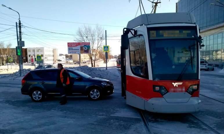 Фото В Магнитогорске третий день подряд фиксируют ДТП с участием трамваев